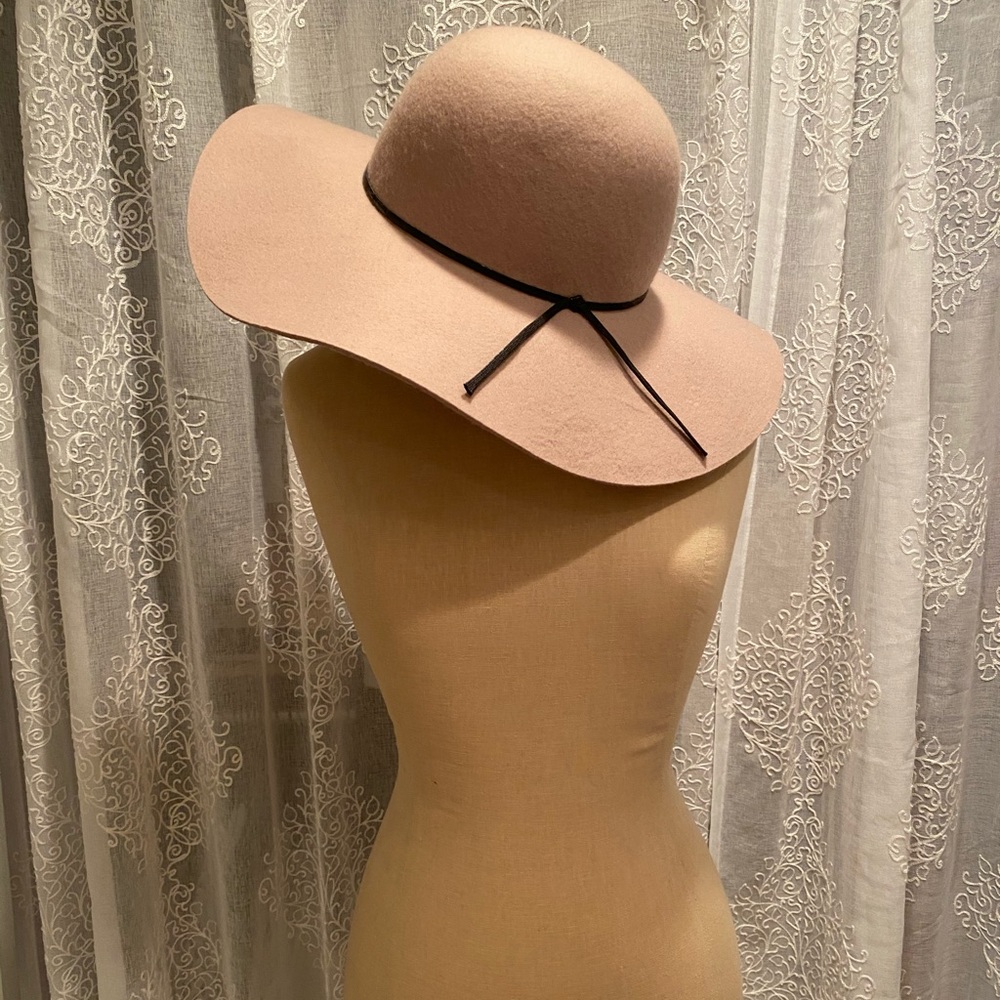 Pink floppy hat 💕